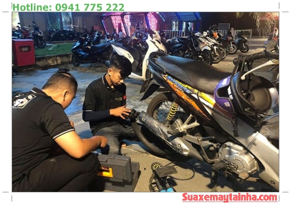 Vá săm xe máy đêm