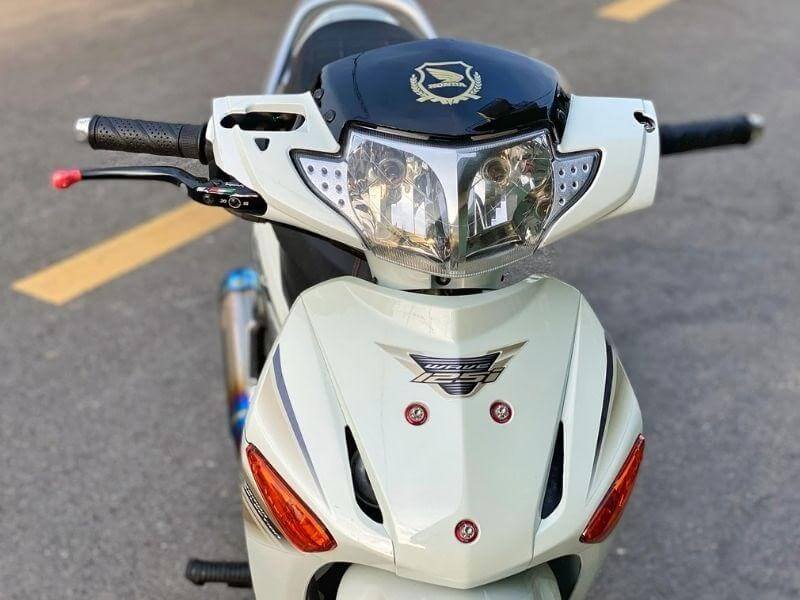 Xe Future độ kiểng không thể thiếu phụ kiện trang trí như đèn, ốc titan, mặt nạ…