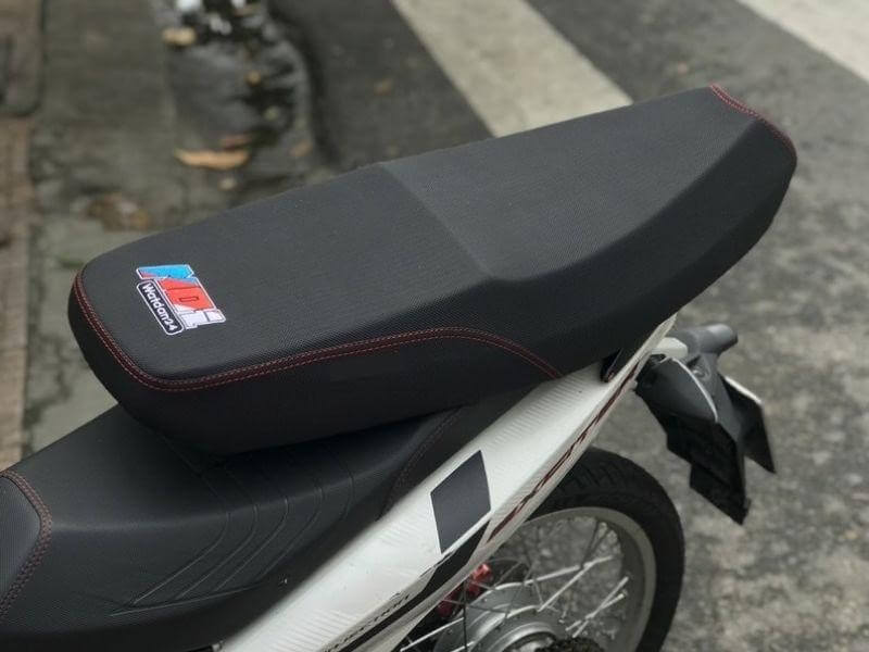 Yên xe Future độ thêu độc đáo với chữ thêu phía đuôi yên xe.
