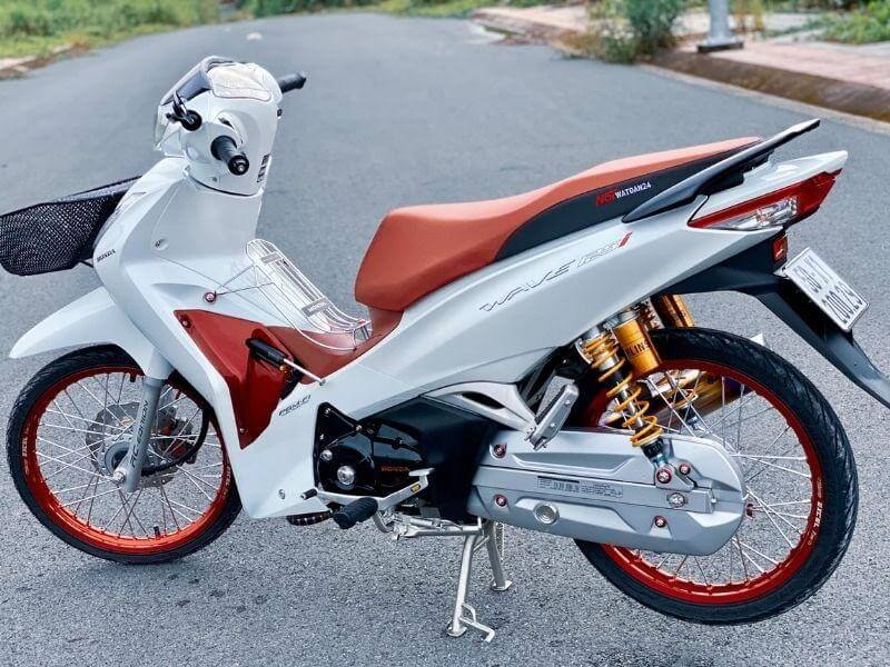 Yên xe Future thời trang được cải tiến với màu sắc nổi bật.