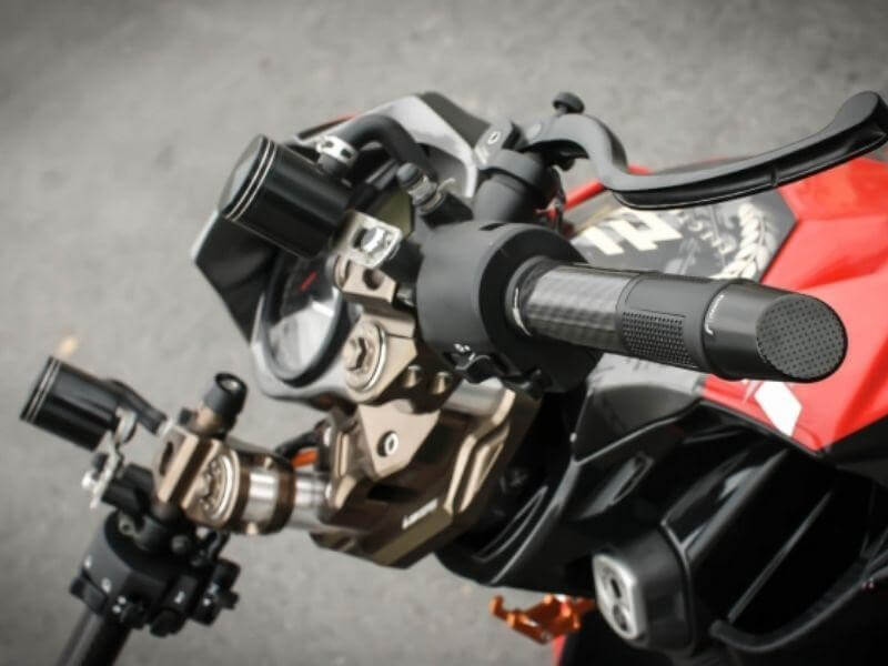 Lắp đặt các món đồ chơi trang trí khác.