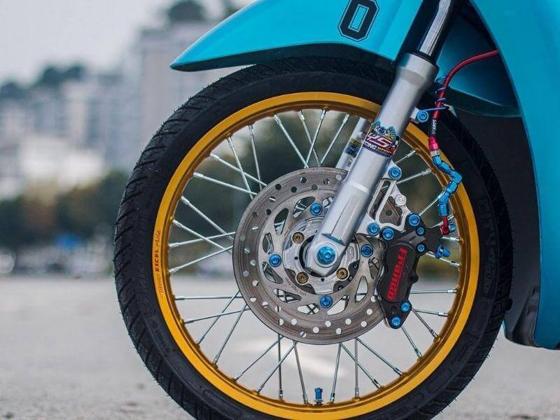 Biker còn trang bị cặp tay thắng trái, phải của thương hiệu Brembo (Hình 4)