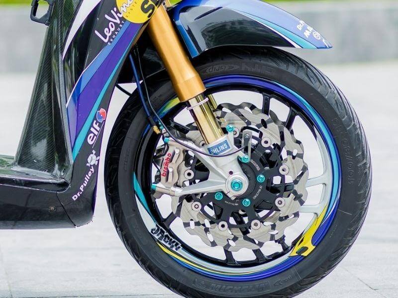 Phuộc trước upside-down Ohlins được lấy từ siêu môtô đình đám Ducati 1199 (Hình 11)