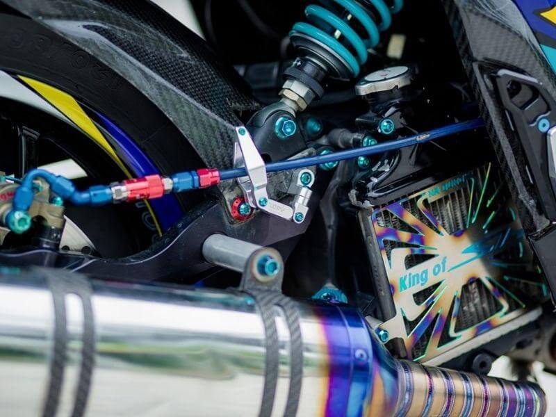 Dàn áo được phủ carbon cùng với bộ tem lấy ý tưởng từ nhân vật siêu anh hùng ( Hình 14)