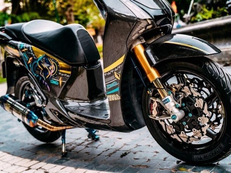 Hệ thống ống xả của bản độ là Leovince làm bằng chất liệu titanium (Hình 17)