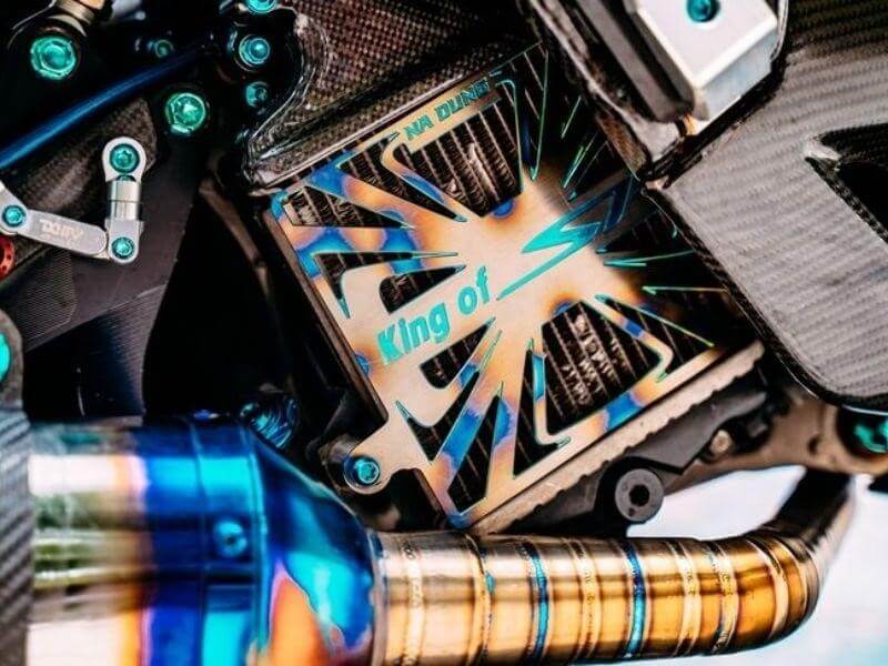 Biker còn thay đổi giảm xóc nguyên bản bằng giảm xóc Nitron R3 dạng đơn (Hình 18)