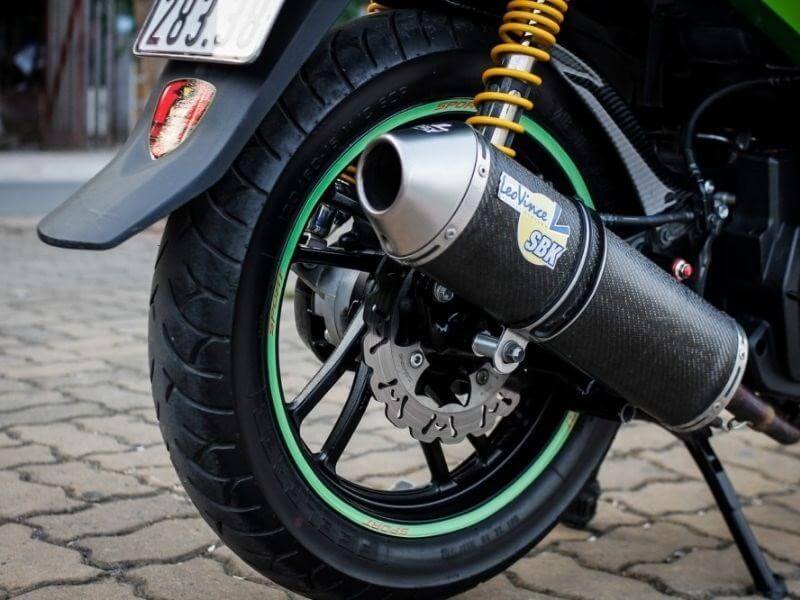 Đặc biệt, bản độ còn được trang bị các phụ kiện chắn bùn sau, gác chân, ốp lốc nồi (Hình 24)