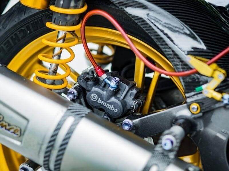 Các chi tiết màu xanh titan của dàn ốc, cổ pô… giúp hoàn thiện vẻ ngoài của bản độ (Hình 29)