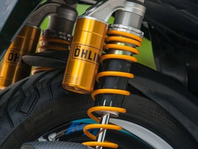 Cùng các phụ kiện trang trí khác như ốc titanium xanh dương (Hình 35)