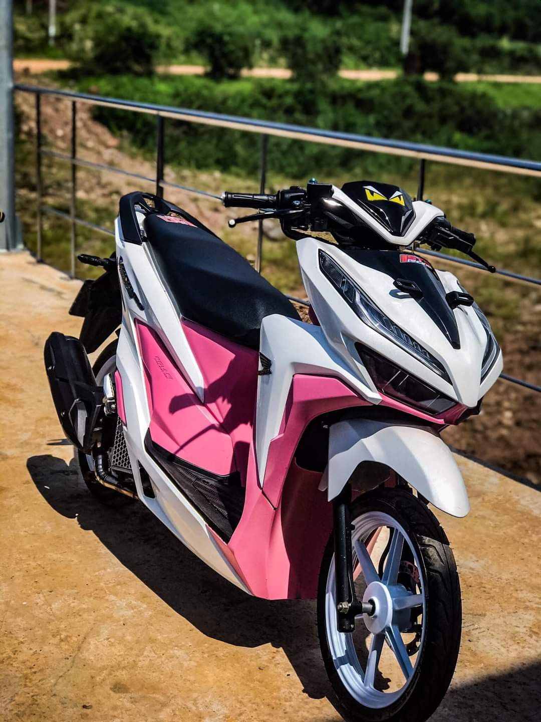 Honda Vario 150 sơn phối trắng hồng Honda Vario 150 sơn phối trắng hồng