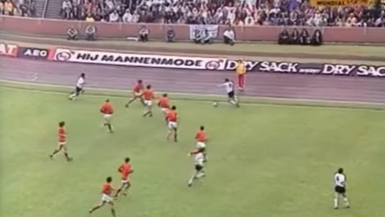 Funland] - Bóng đá tổng lực Hà Lan 1974, 1978: biển người áo da cam săn  trái bóng, một người đoạt được bóng toàn bộ đội lao lên | OTOFUN | CỘNG