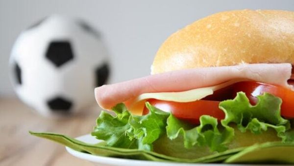 Ăn gì trước khi đá bóng để cung cấp năng lượng cho cơ thể tốt nhất