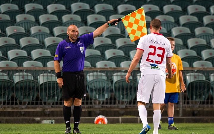 1 Luật quy định về trợ lý trọng tài trong thi đấu bóng đá chuyên nghiệp Cỏ nhân tạo - thảm cỏ nhân tạo cao cấp Đức An