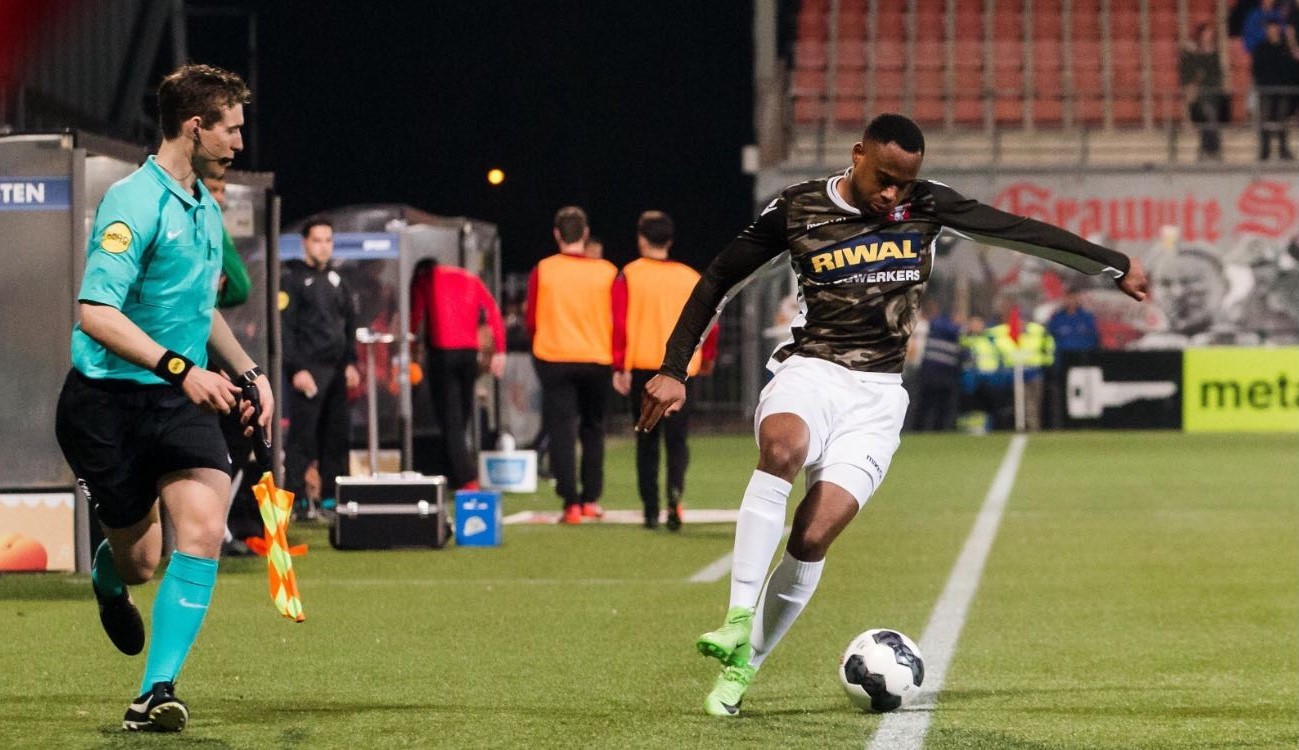 Trợ lý trọng tài bóng đá là gì?