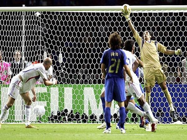 Cứu thua là gì trong bóng đá? Vai trò của các pha cứu thua