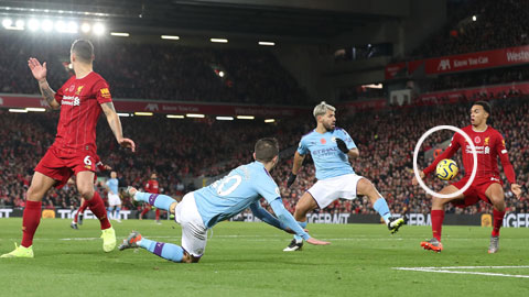 Tìm Hiểu Về Luật Bóng Chạm Tay Và Những Thay Đổi Mới Nhất