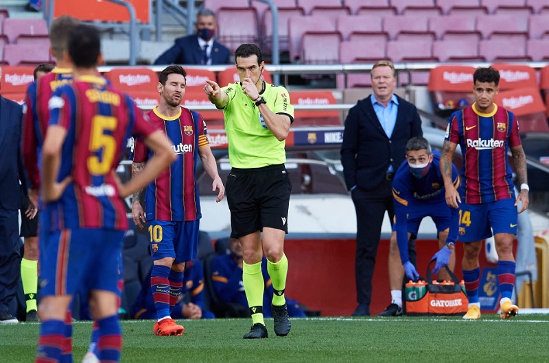 Treo giò cầu thủ là hình phạt cấm thi đấu