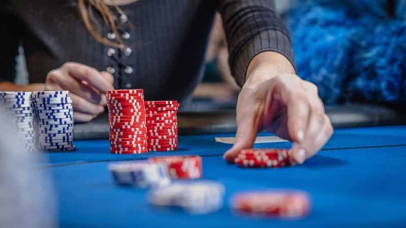 Phỉnh Poker là gì? Giải mã bí ẩn những chip quyền lực trên bàn cược - Top Game