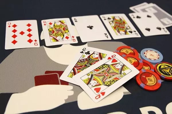 Bài rác trong Poker là gì? Khi nào nên từ bỏ chơi với bài rác?