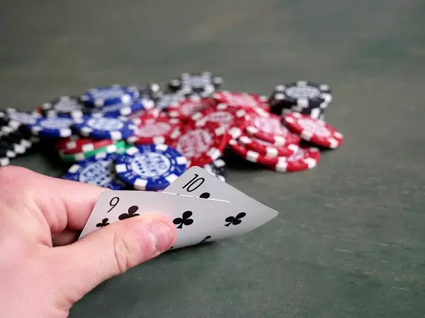 Bài rác trong Poker là gì? Khi nào nên từ bỏ chơi với bài rác?