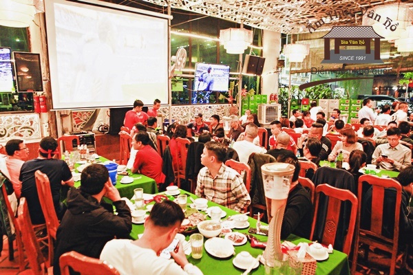 Quán bia xem bóng đá ở Hà Nội - Bật mí địa chỉ xem bóng bao phê - Ẩm thực Vân Hồ