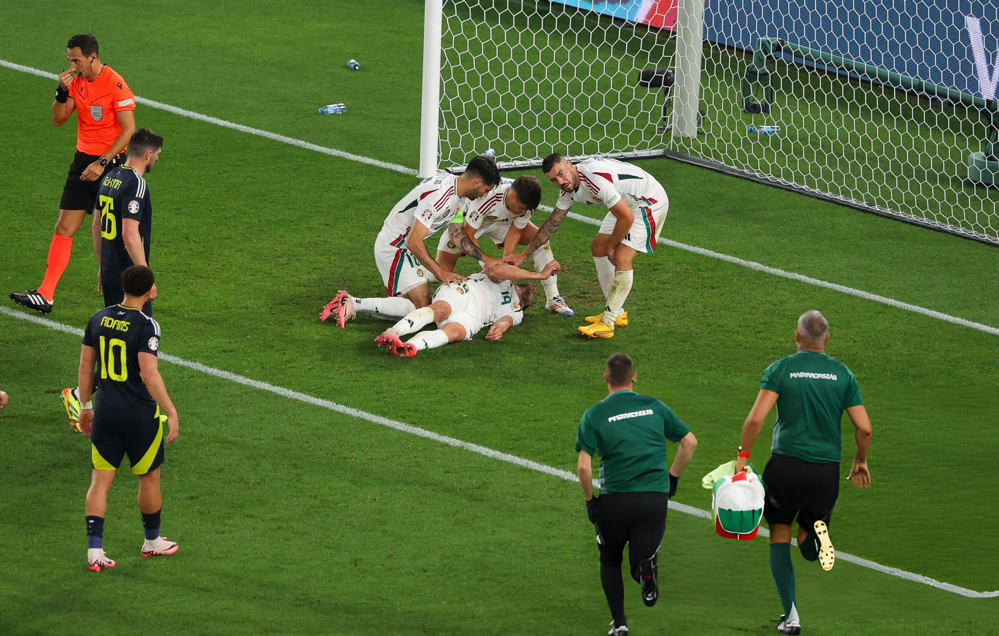 Cầu thủ bất tỉnh, co giật trên sân phải che khăn để sơ cứu, đồng đội khóc nức nở vì lo sợ điều tồi tệ