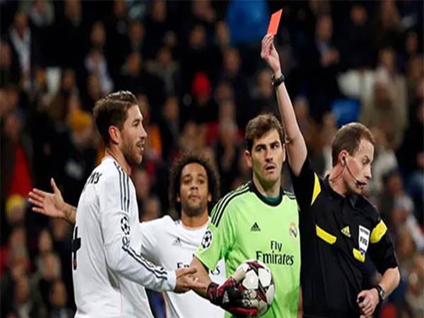 Tẩy thẻ là gì? Những điều cần biết về tẩy thẻ trong bóng đá